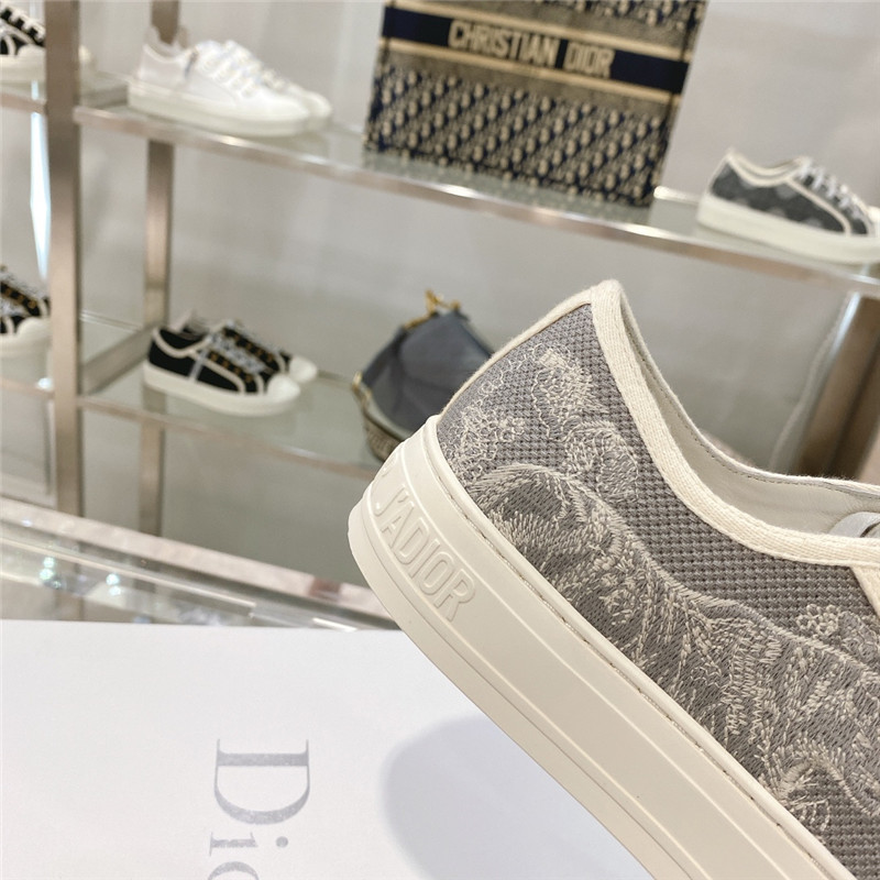 D10r embroidered walk’n sneakers gray