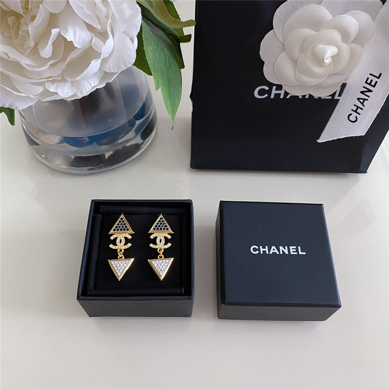 ch**el gold double c triangle black and white D1am0nd earrings
