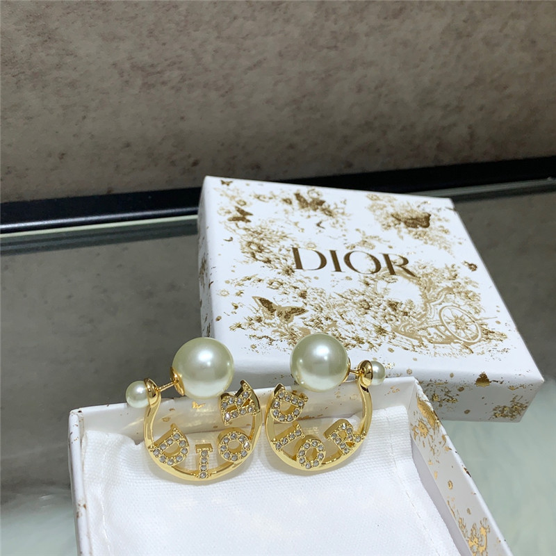 D10r letter pearl earrings