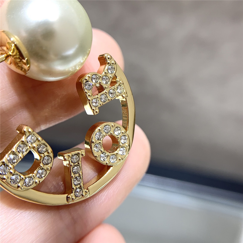 D10r letter pearl earrings