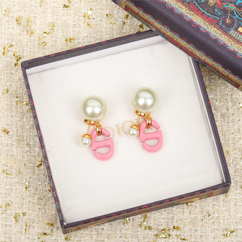 D10r pink pearl letter earrings