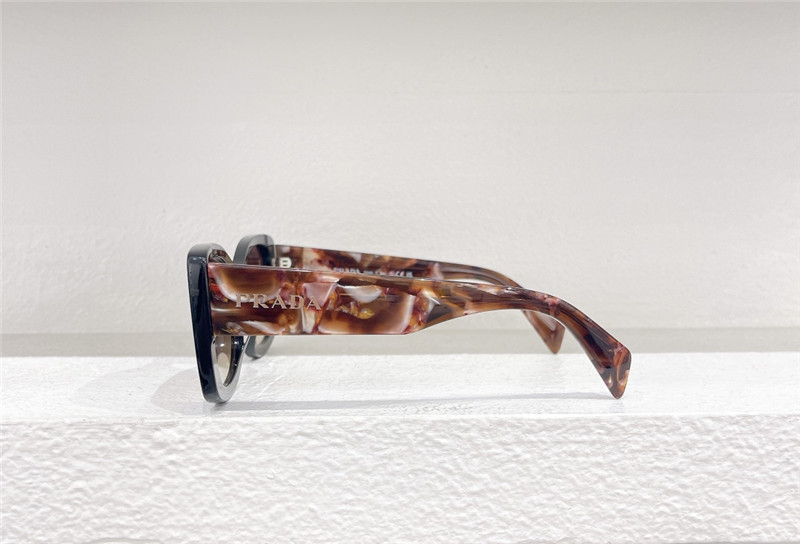 Pra*a fashionable and elegant sunglasses