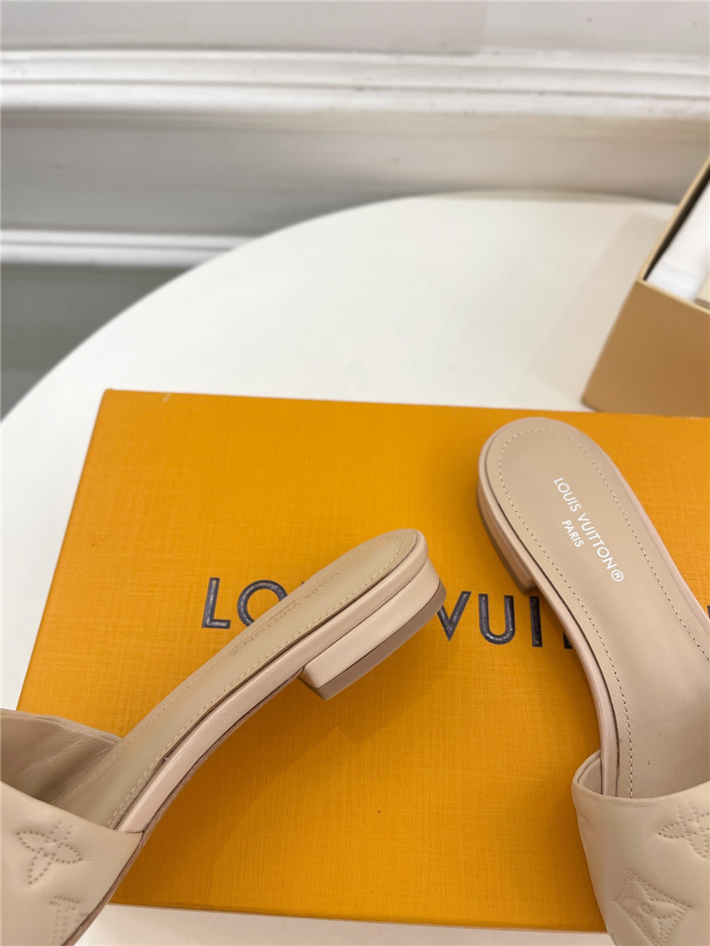 l0vis Vvtt0n revival flat mules beige