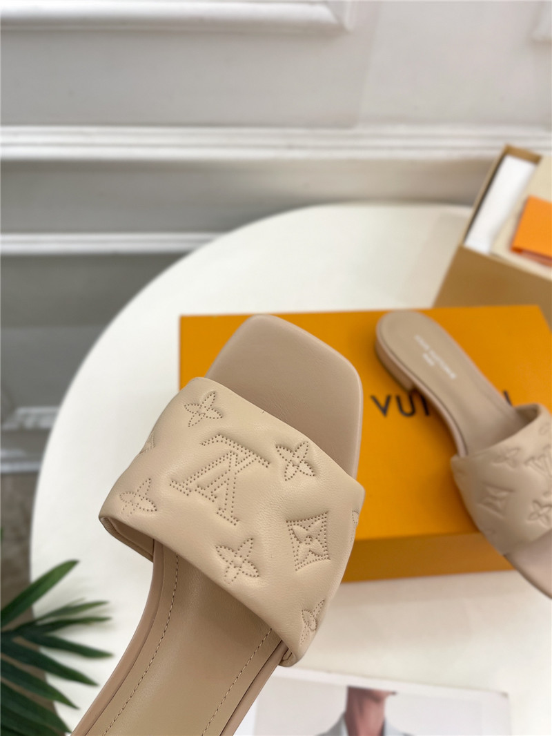 l0vis Vvtt0n revival flat mules beige