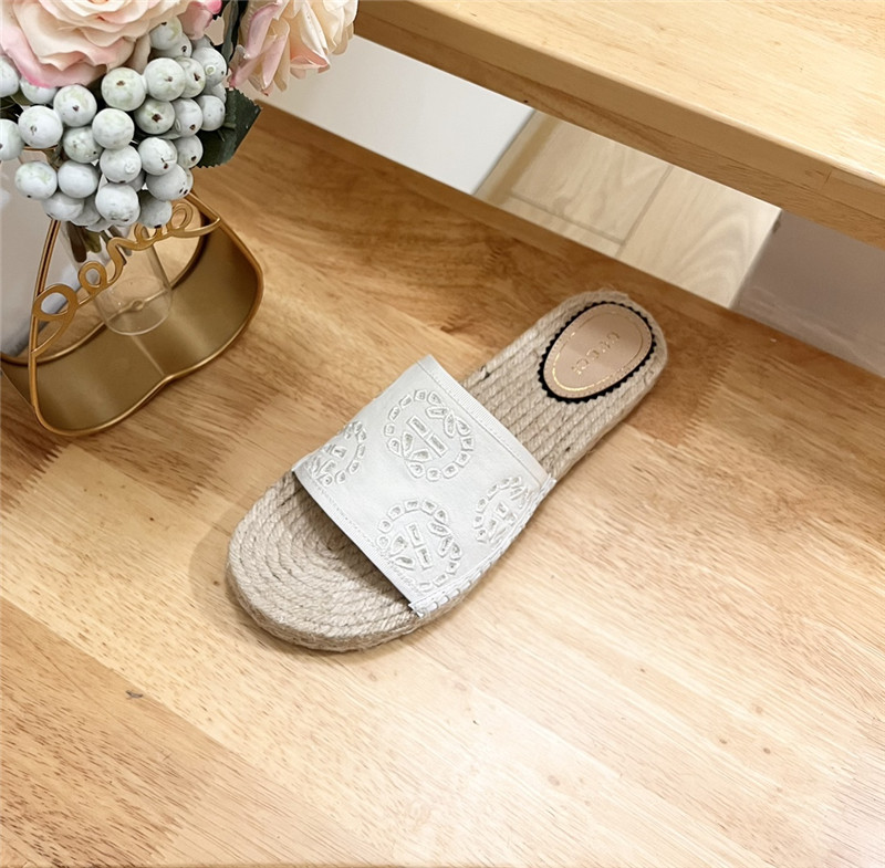Gvc*1 interlocking g espadrille slides white