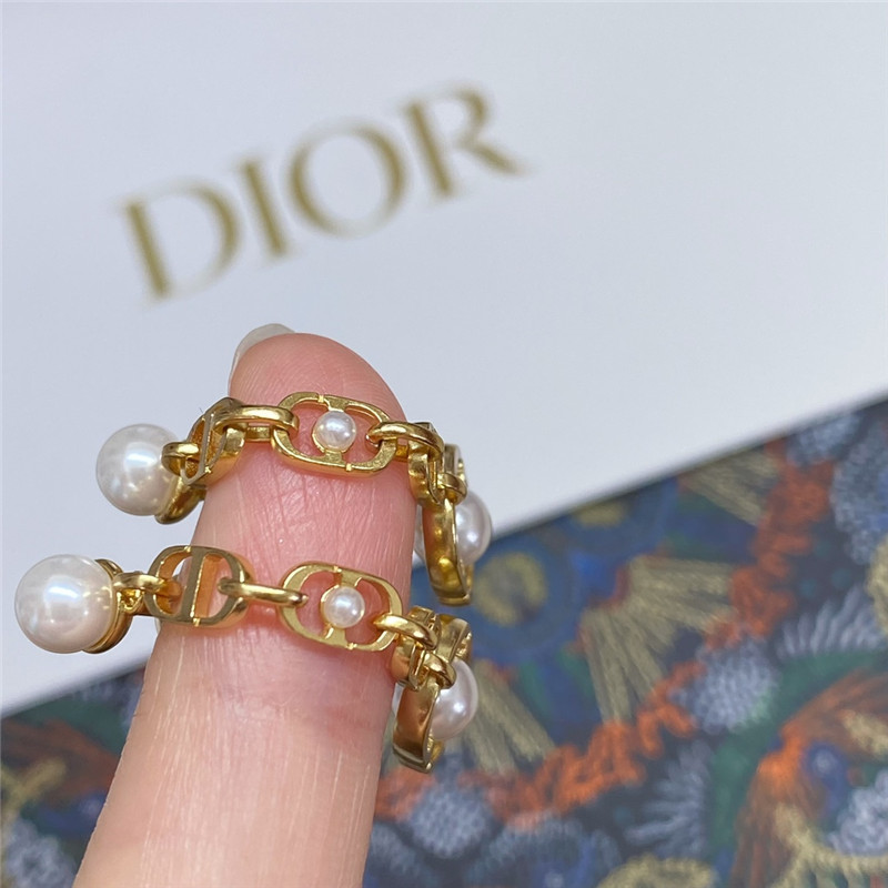 D10r u-shaped pearl tassel earrings