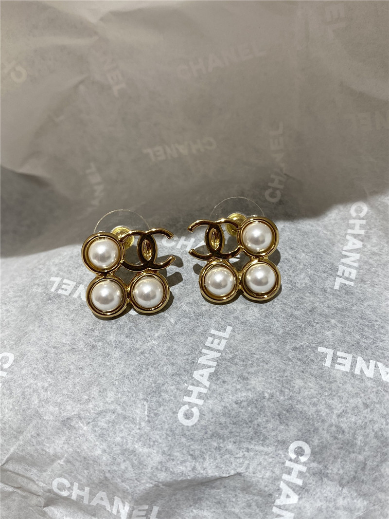 Ch**el three pearl earrings