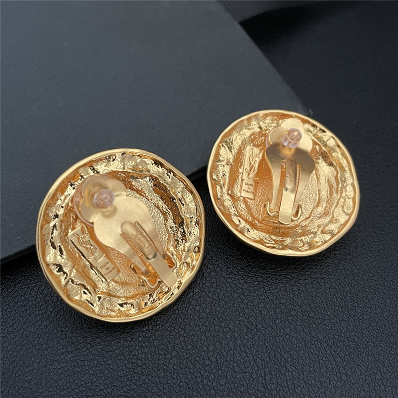 Y51 vintage red resin ear clip