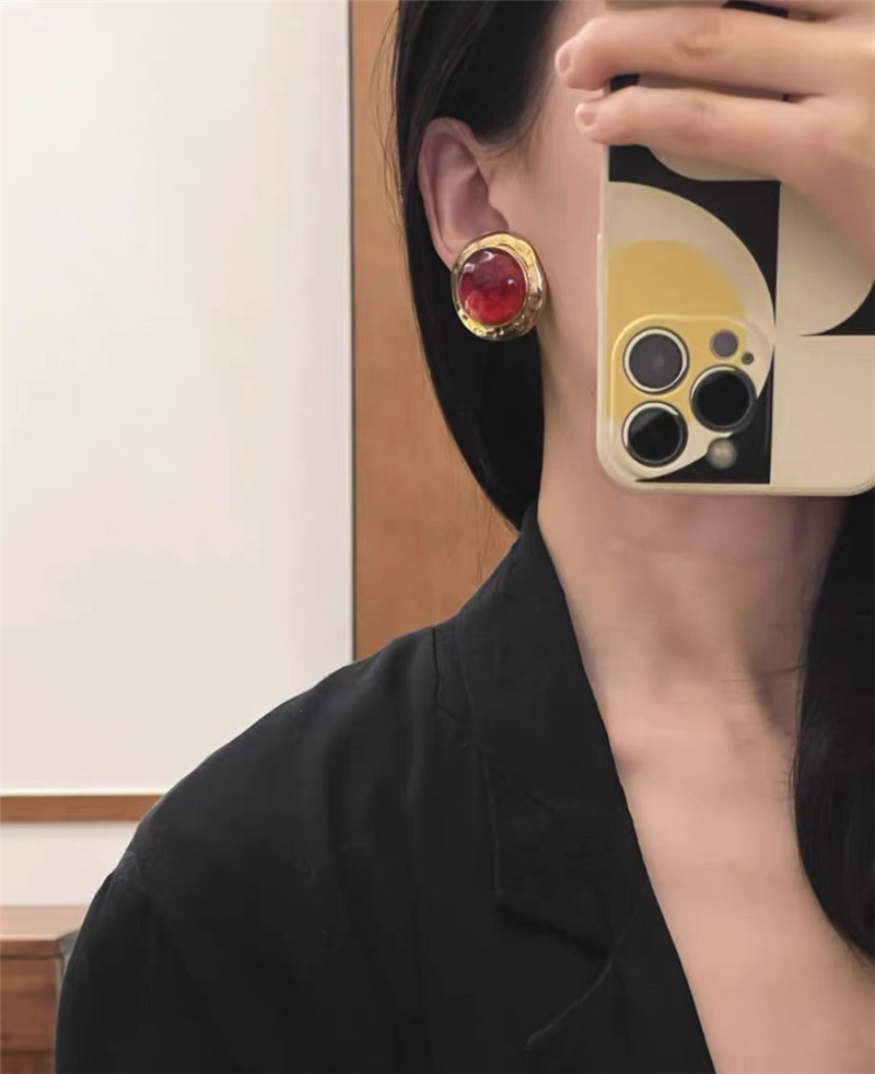 Y51 vintage red resin ear clip