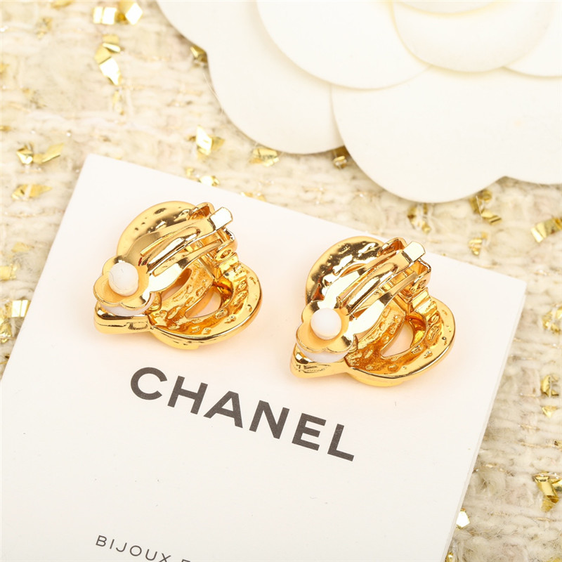 Ch**el love double c ear clip