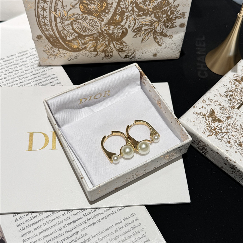 D10r pearl earrings