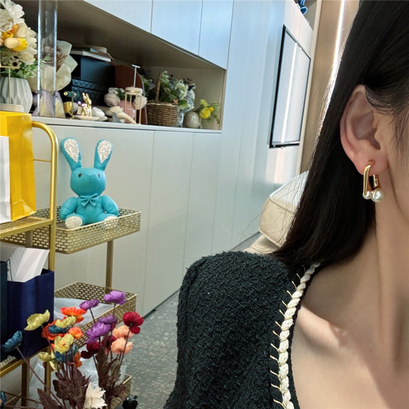 D10r pearl earrings