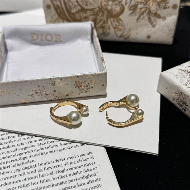 D10r pearl earrings