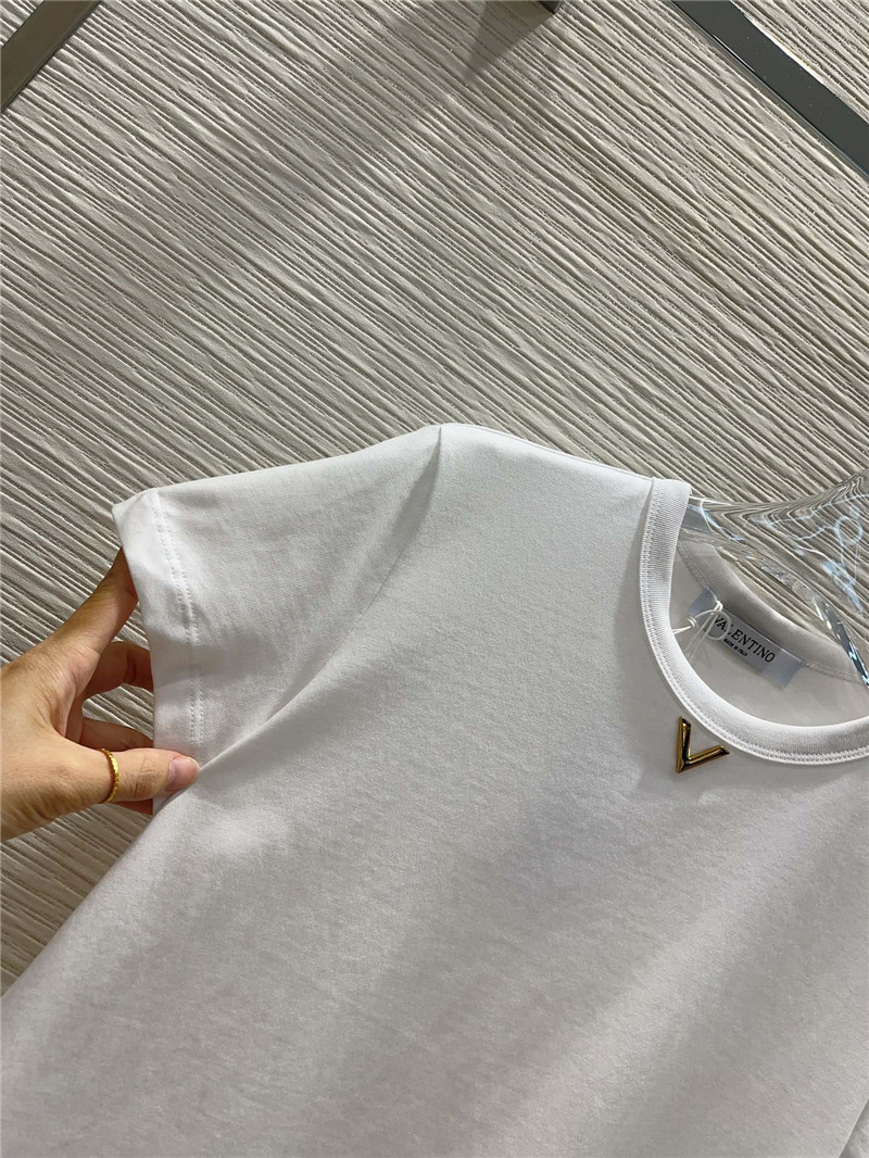 Va1e*ntin0 v-buckle hardware t-shirt replica designer clothes
