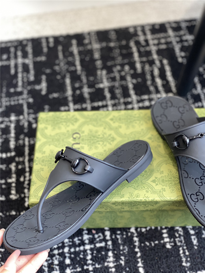 Gvc*1 horsebit thong sandals in black