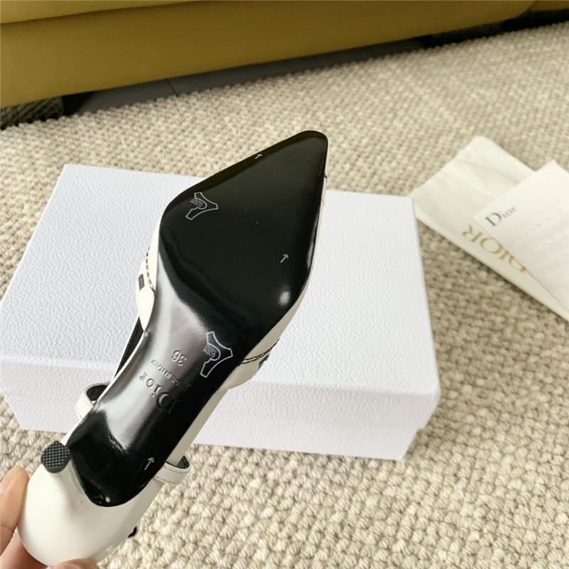 D10r white patent leather pointed toe pumps
