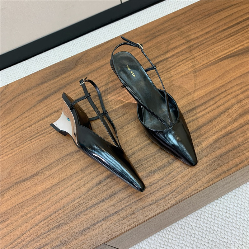 The R0w black pointed toe slingback pumps