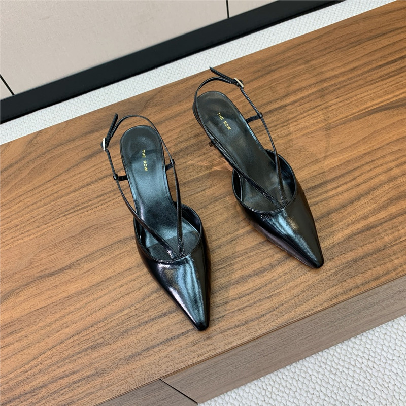 The R0w black pointed toe slingback pumps