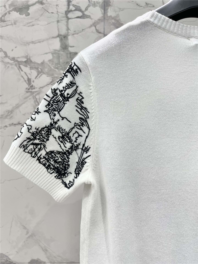 D10r embroidered painting knit t-shirt in white