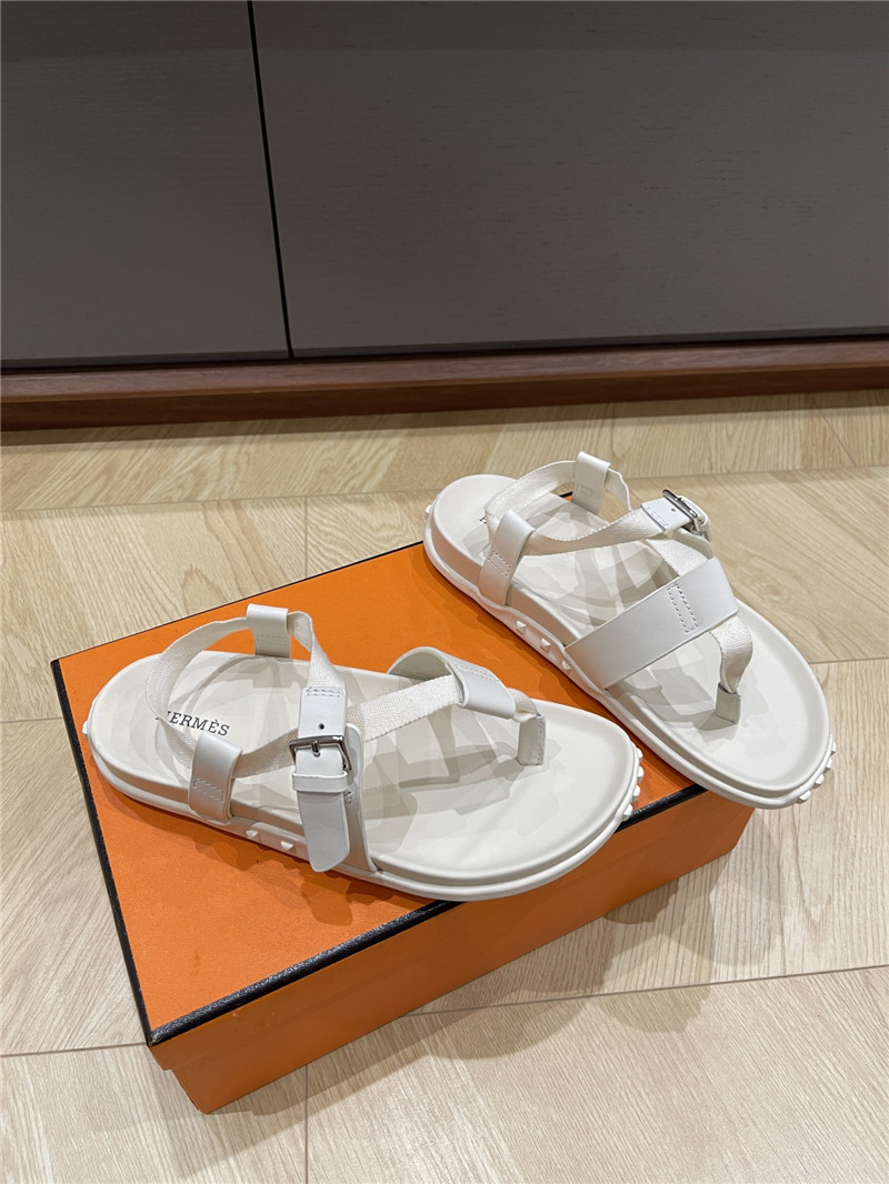 H**me5 inboard sandals white