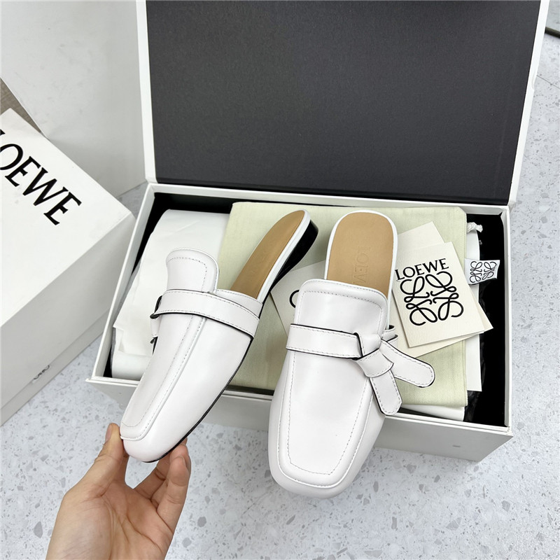 L0ew* gate flat mule in white