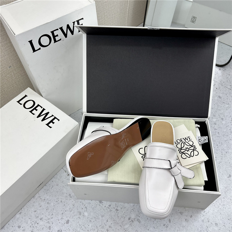 L0ew* gate flat mule in white