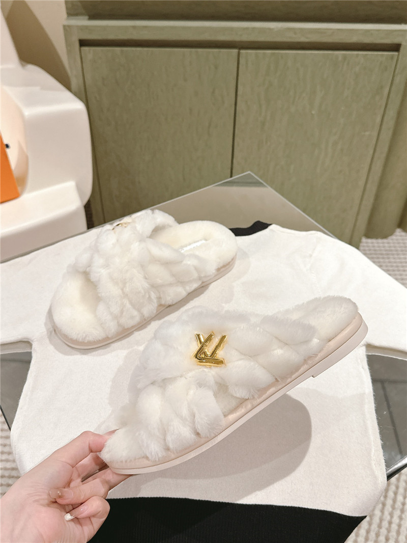l0vis Vvtt0n fluffy slippers white