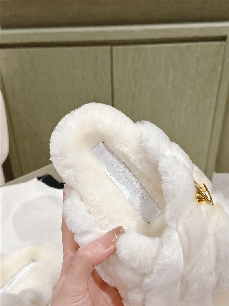 l0vis Vvtt0n fluffy slippers white