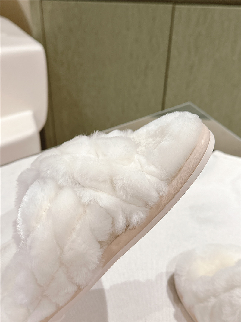 l0vis Vvtt0n fluffy slippers white