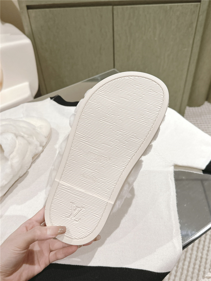 l0vis Vvtt0n fluffy slippers white