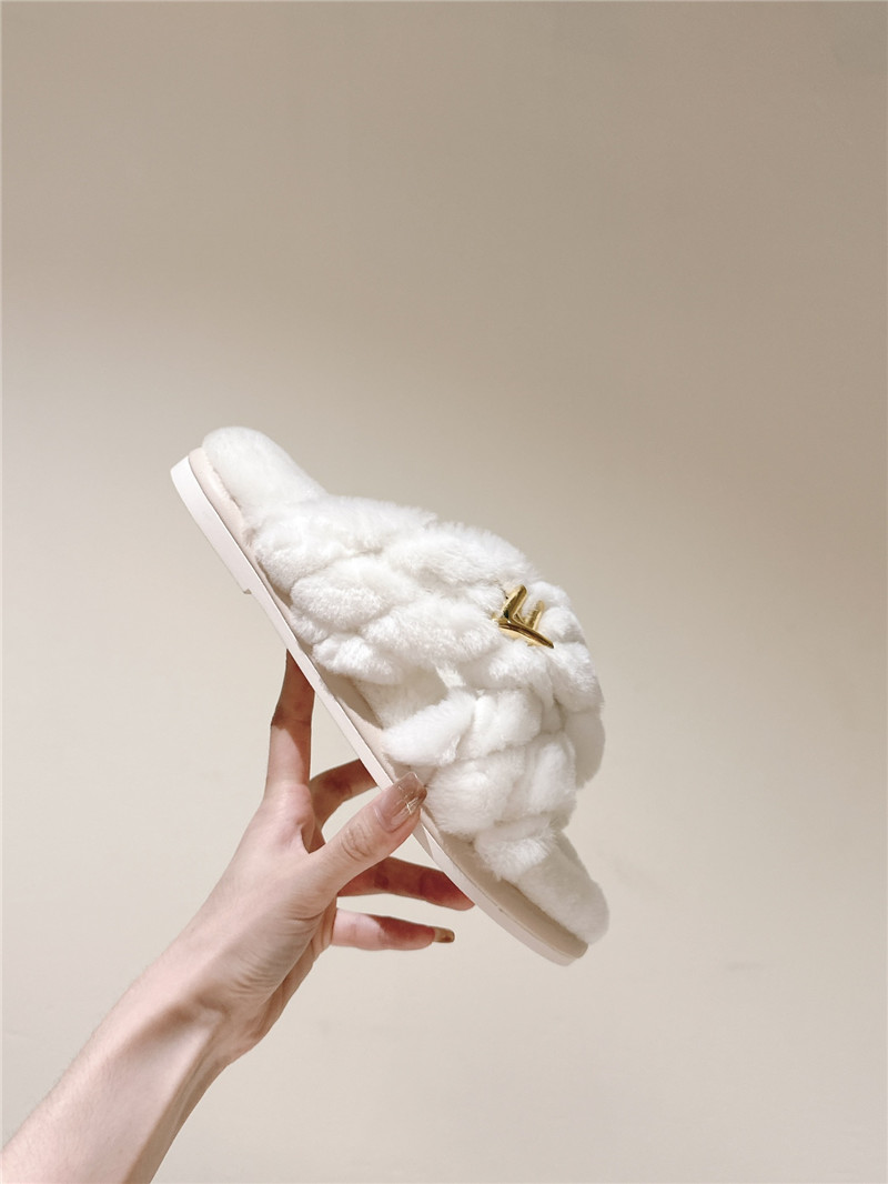 l0vis Vvtt0n fluffy slippers white