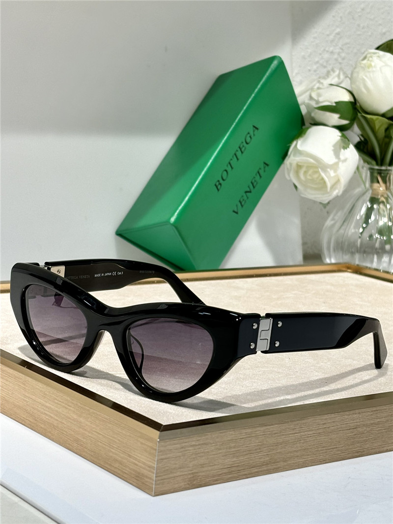 b0tt*ga Ven*ta cat-eye sunglasses