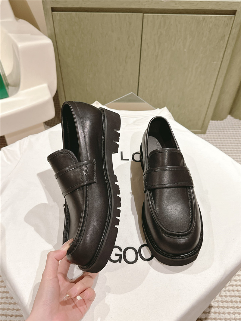 b0tt*ga Ven*ta women’s leather sneakers