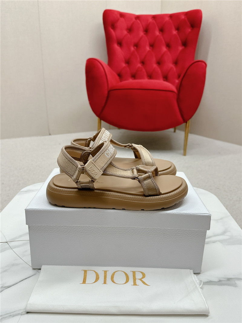 D10r women’s beige d-wave sandals