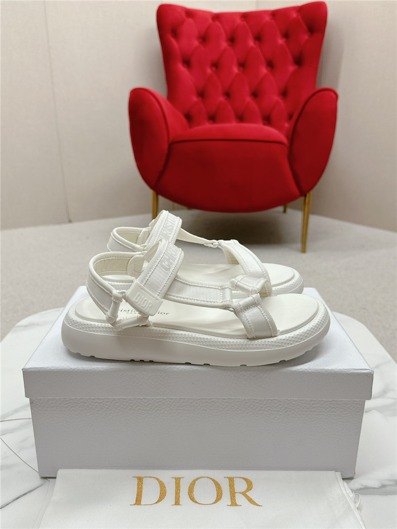 D10r women’s d-wave sandals white leather