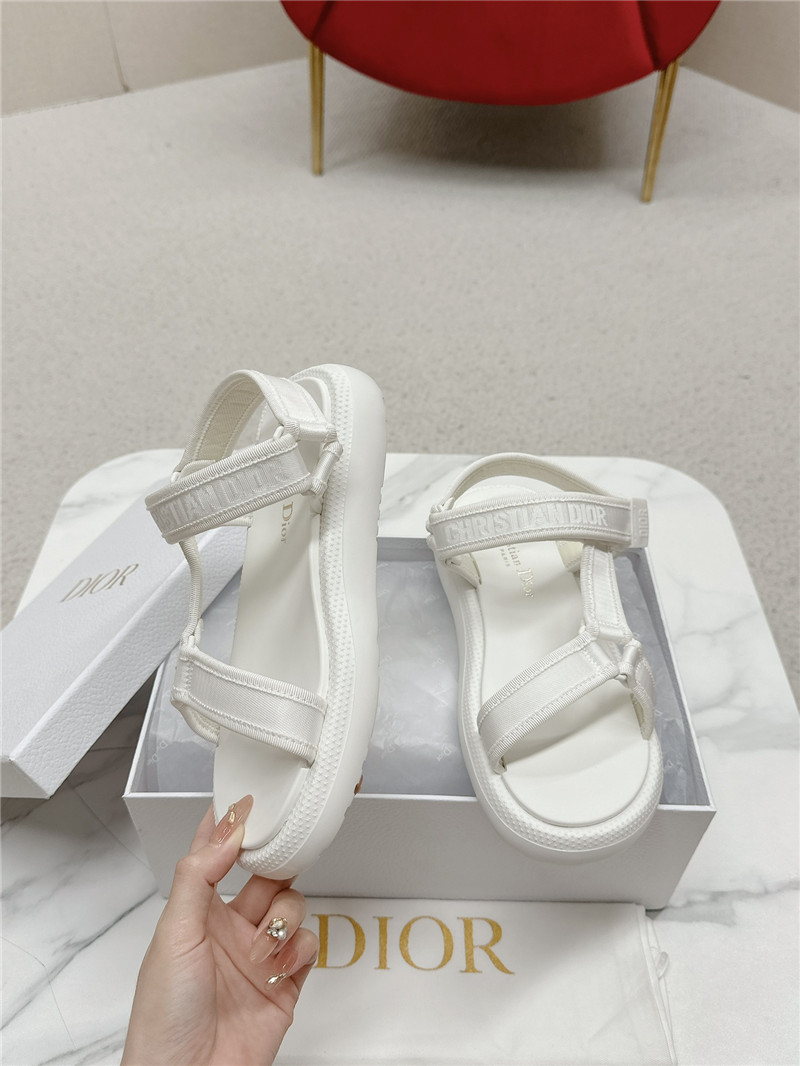 D10r women’s d-wave sandals white leather
