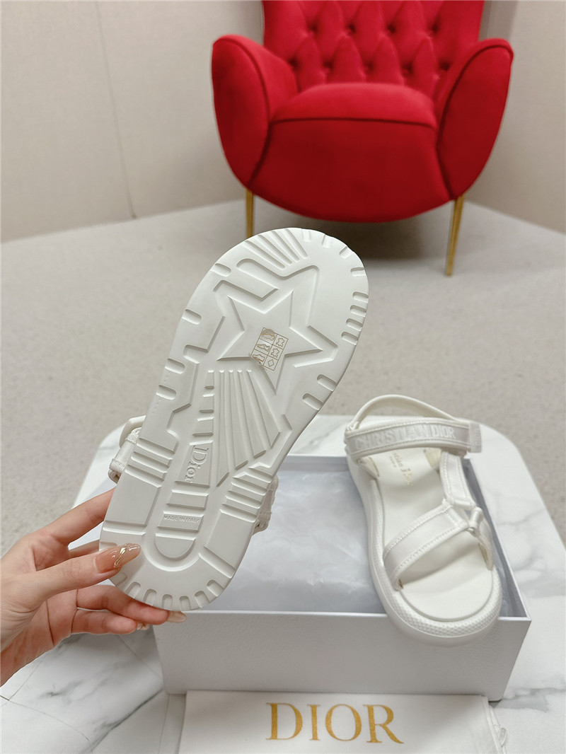 D10r women’s d-wave sandals white leather