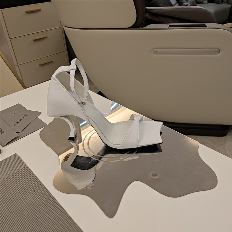 Ba1en*iaga hourglass 100 white leather sandals