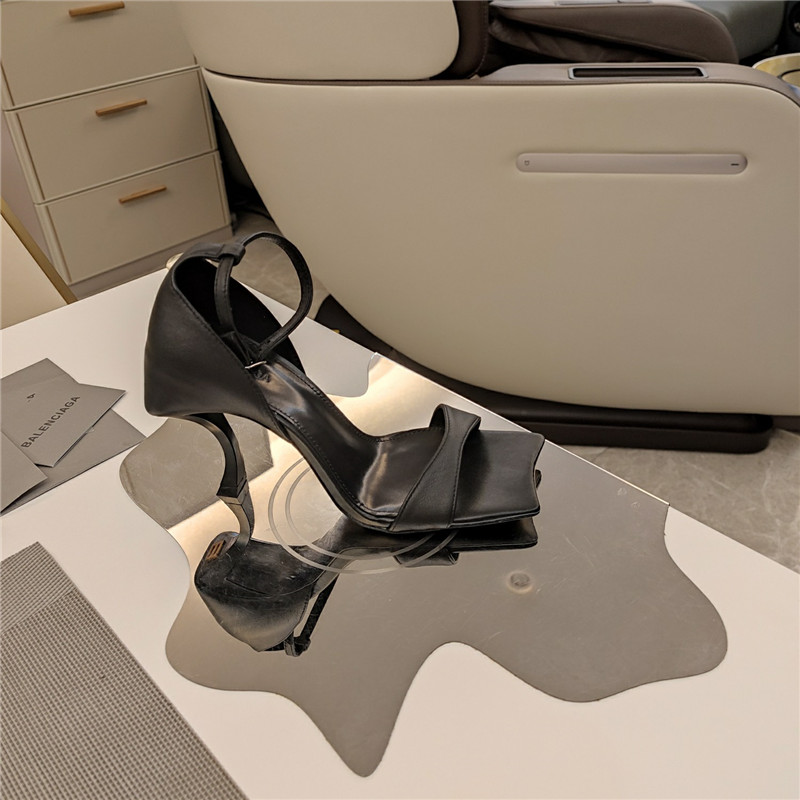 Ba1en*iaga hourglass 100 black leather sandals