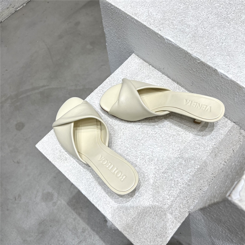 b0tt*ga Ven*ta beige open toe sandals