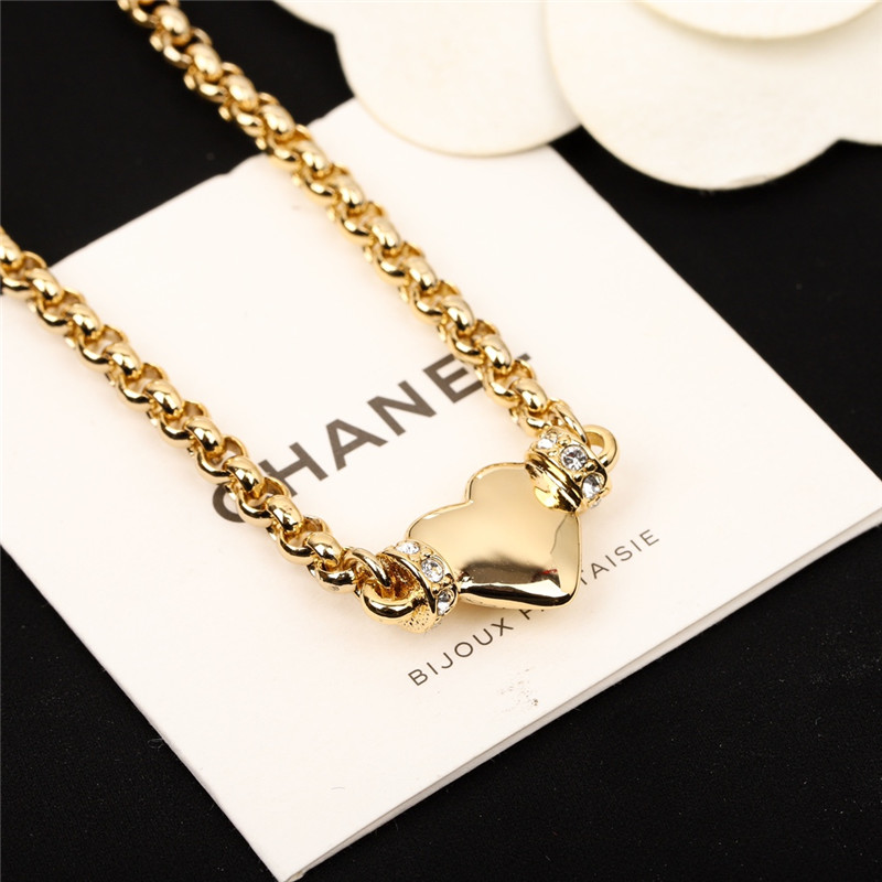 Ch**el glossy heart choker necklace