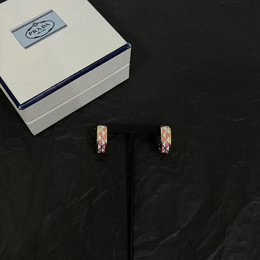 Pra*a triangle earrings