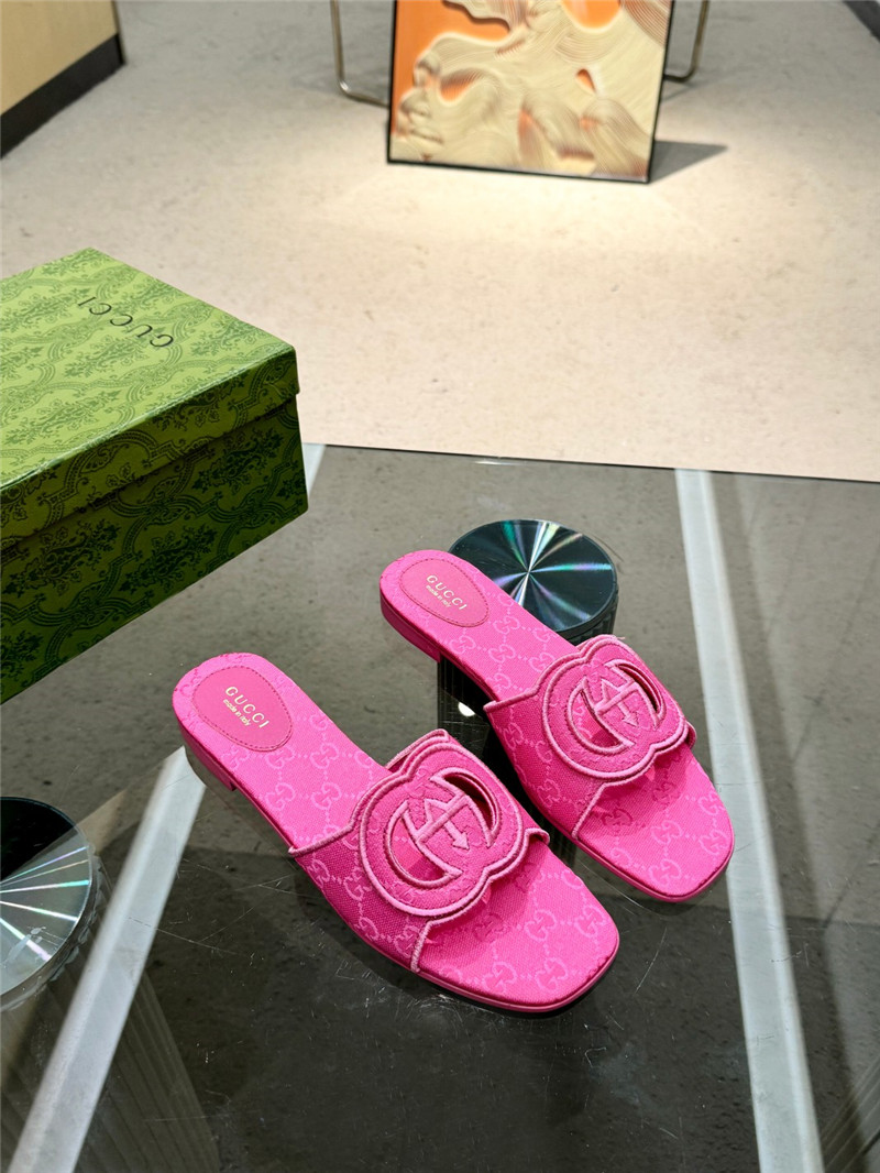 Gvc*1 interlocking g slide sandal in fuchsia gg canvas