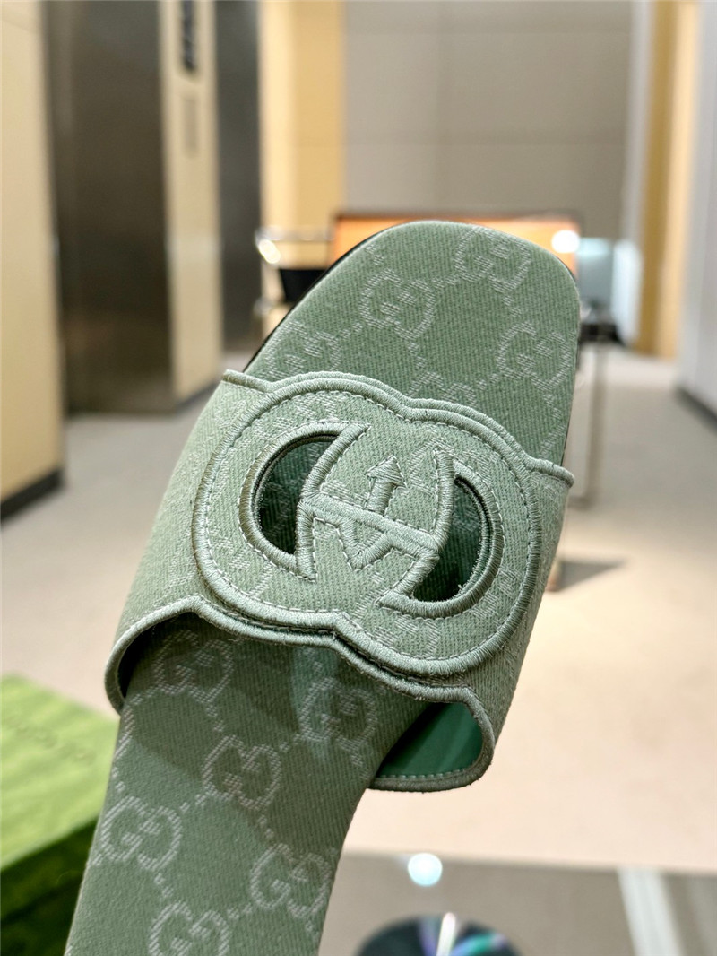 Gvc*1 interlocking g slide sandal in green gg canvas