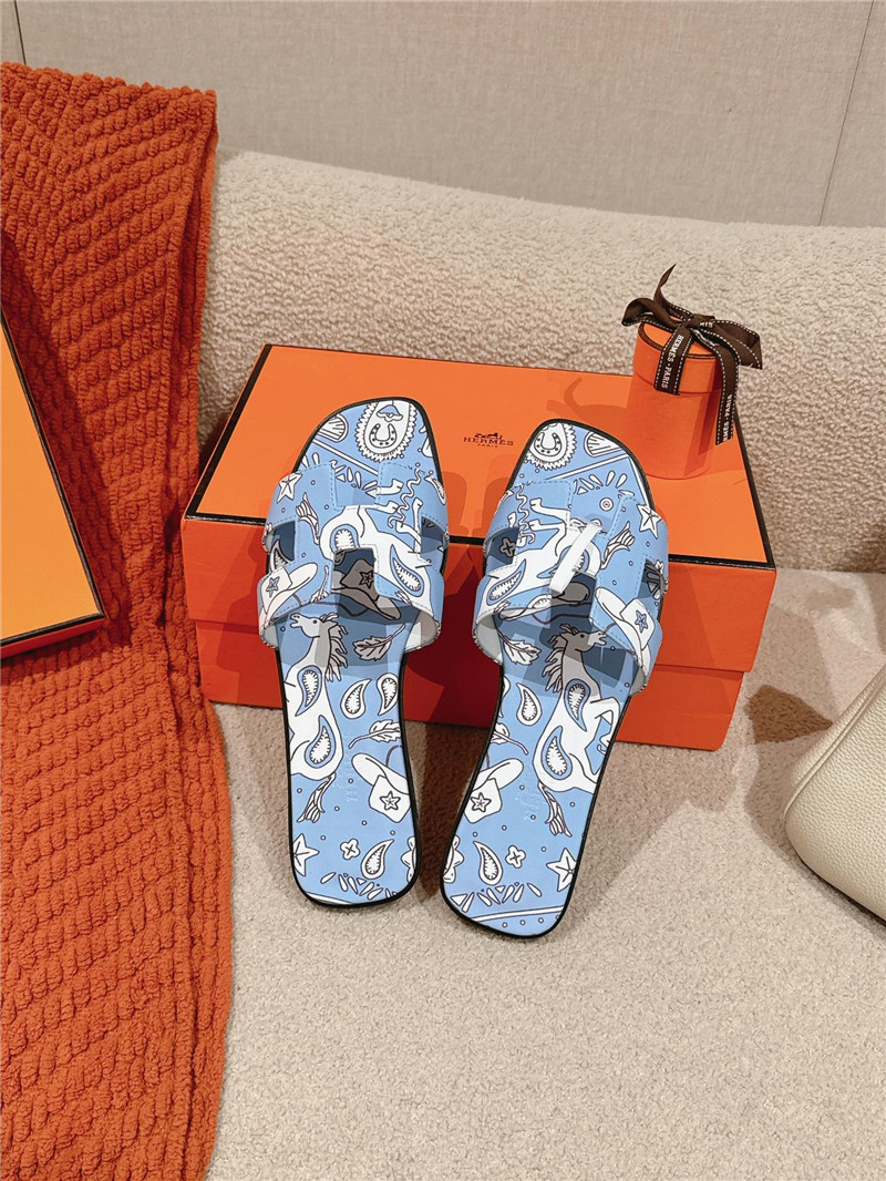 H**me5 oran sandal with blue animaux bandana