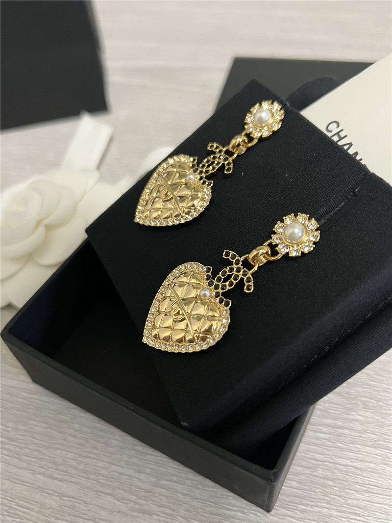 ch**el D1am0nd heart black D1am0nd double c earrings