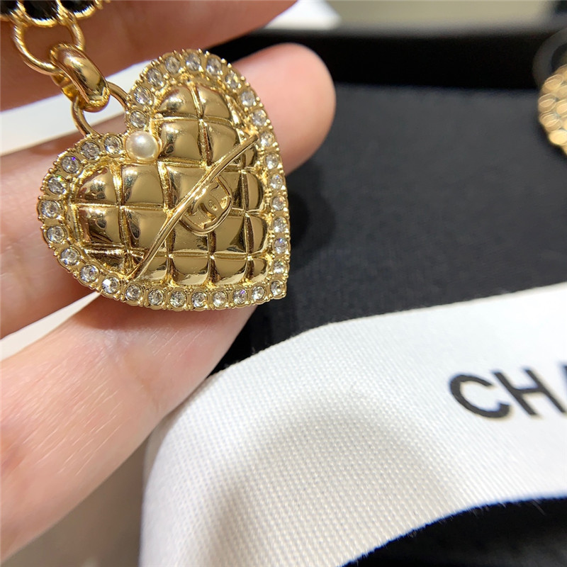 ch**el half curved black D1am0nd hanging D1am0nd heart earrings
