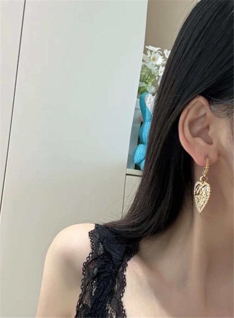 ch**el half curved black D1am0nd hanging D1am0nd heart earrings