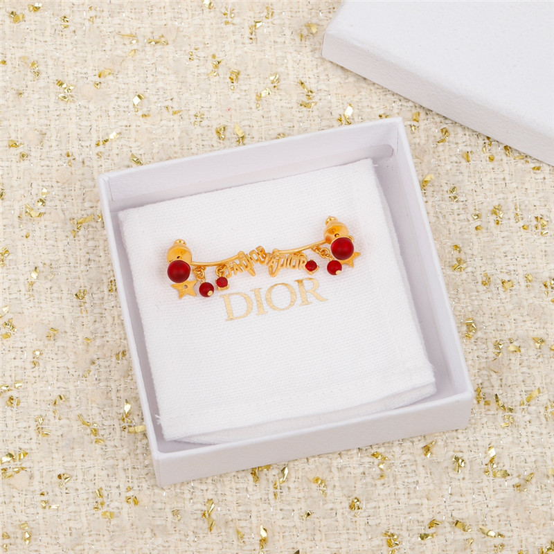 D10r red agate letter ear clip
