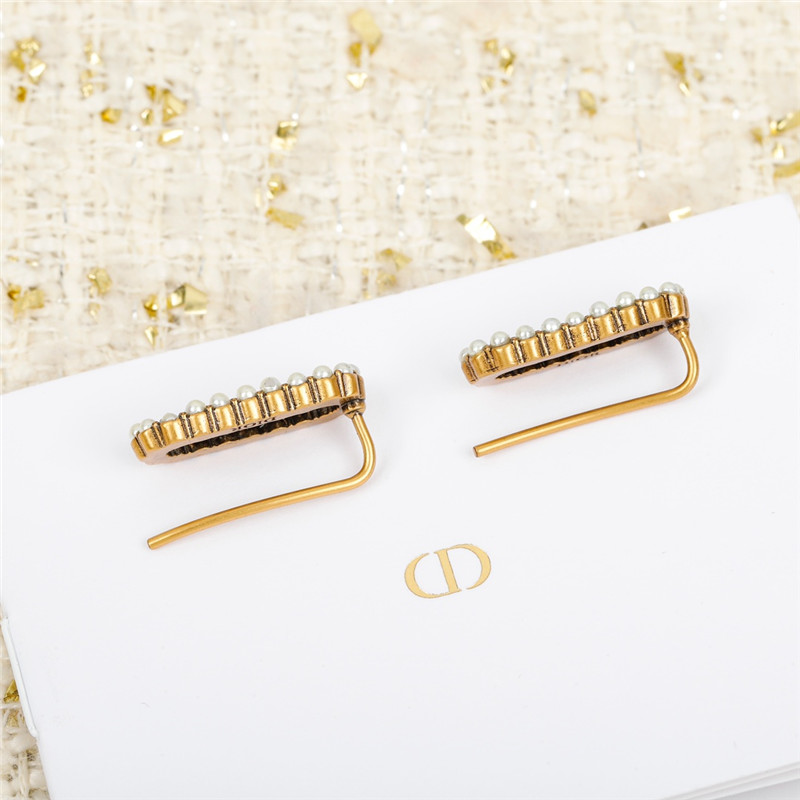 D10r letter pearl earrings